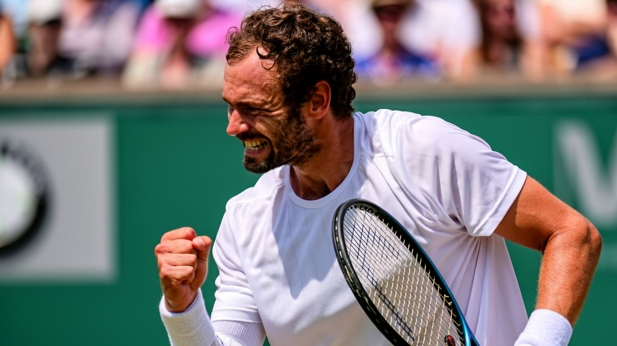 乐玩体育 - 温网2026：资格赛黑马 Safiullin 与 Mochizuki 逆袭 八强战将挑战 Djokovic 与 Sinner - 乐玩体育